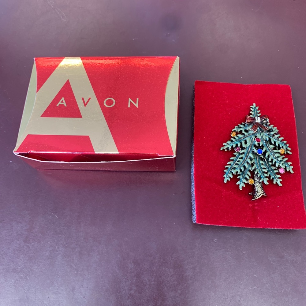 2004 Avon Christmas tree pin